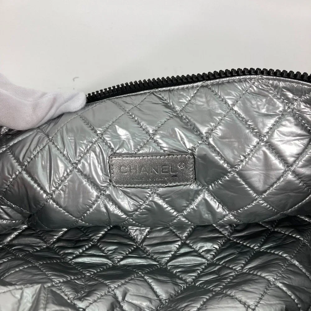 CHANEL White Shoulder Bag